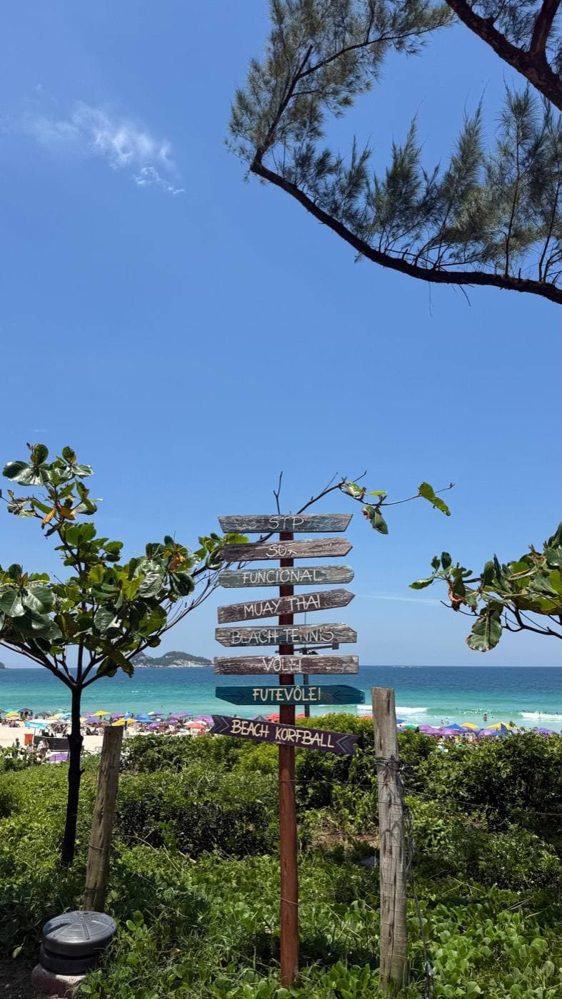 Cartel frente al mar
